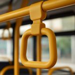 Почему мороз оставляет матовые кромки на пластиковых поручнях