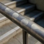 Почему на металлических перилах после тумана остаются матовые пятна