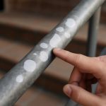Почему мороз оставляет матовые пятна на металлических перилах