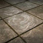 Почему на старых бетонных плитах появляются меловые разводы