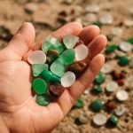 Откуда берутся морские стеклянные осколки на берегу