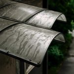 Причины мутных следов на пластиковых козырьках после дождя
