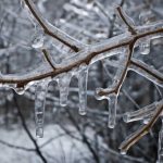 Почему на крышах всё чаще вырастают ледяные вулканы