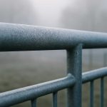 Почему на металлических ограждениях после тумана проступает налет