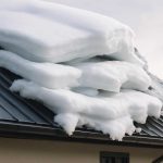 Почему после снегопада на крышах лежат неровные пласты снега