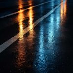 Почему мокрый асфальт рисует полосы света