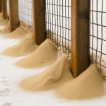 Почему у опор забора после метели появляются песчаные кучки