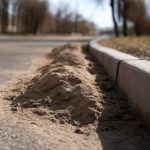 Почему весной у бордюров скапливается песок и что это показывает