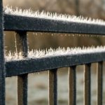 Почему утренний иней оставляет полосы на металлических ограждениях