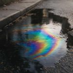 Почему лужа после дождя переливается всеми цветами