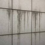 Почему на фасадных панелях появляются серые потеки после дождя
