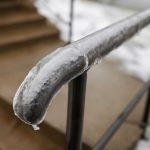 Ночной мороз и влажные перила как источник скрытой скользкой корки