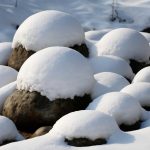 Почему на камнях вырастают снежные купола