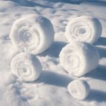 Почему после шторма берег иногда покрывают снежные роллы