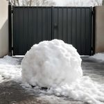 Почему у низких ворот зимой нарастает снежный валик
