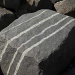 Светлые полосы на темном базальте и их происхождение
