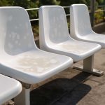 Почему жара оставляет светлые пятна на пластиковых скамейках