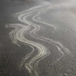 Почему после ночи на сыром асфальте проступают светлые разводы