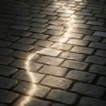 Откуда появляются светлые следы на старой брусчатке