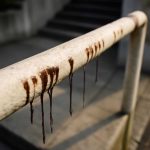 Почему на уличных перилах после дождя видны темные потеки