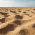 Как мороз меняет цвет сырого песка на дворовых дорожках