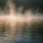 Почему над теплой водой появляются туманные облачка