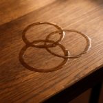 Почему на деревянном столе остаются влажные кольца от стаканов