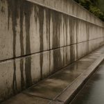 Почему на бетонных подпорных стенках проступают влажные полосы