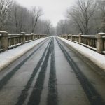 Почему зимой на старых мостах проступают влажные полосы