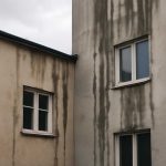 Почему после ночного тумана на фасадах остаются влажные следы