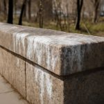 Белесые налеты на гранитных парапетах весной и их происхождение