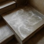 Белесые следы на бетонных лестничных площадках и их происхождение