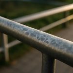 Почему после росы на металлических поручнях остаются белесые следы