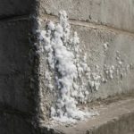 Почему весной на бетонных стенах выступают белые кристаллы