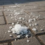 Почему на тротуарной плитке после дождя выступают белые кристаллы