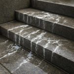 Белые налеты на гранитных ступенях после дождя и их причины