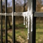 Белые потеки на металлических решетках весной и их источник