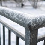 Белые разводы на уличных перилах зимой и их реальные причины