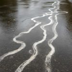 Почему у бордюров после ливня на асфальте остаются белые следы