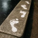 Откуда появляются белые следы на мокрых бетонных бордюрах
