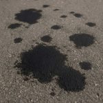 Почему на асфальте после жары появляются битумные пятна