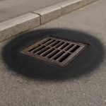 Почему вокруг дождеприемных решеток появляются черные круги
