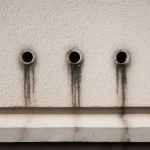 Черные обводы вокруг дренажных отверстий фасада и их происхождение