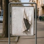 Как дождь выявляет дефекты на уличных информационных стендах