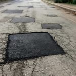 Почему после ливня на асфальтовых тротуарах выступают дорожные заплаты