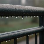 Почему после тумана на металлических поручнях выступают капли