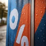 Как туман выявляет капли влаги на поверхности рекламных баннеров
