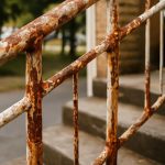 Почему на металлических лестничных ограждениях выступает коррозия после сырости
