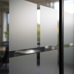 Откуда появляются матовые участки на стеклянных перегородках