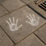 Почему у водостоков на плитах появляются меловые следы